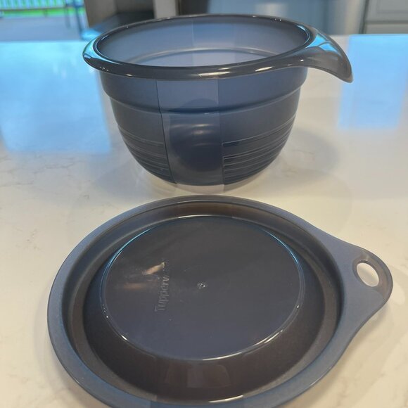 New Never Used Tupperware Mixing Bowls and Measuring Cup Set - Picture 11 of 16